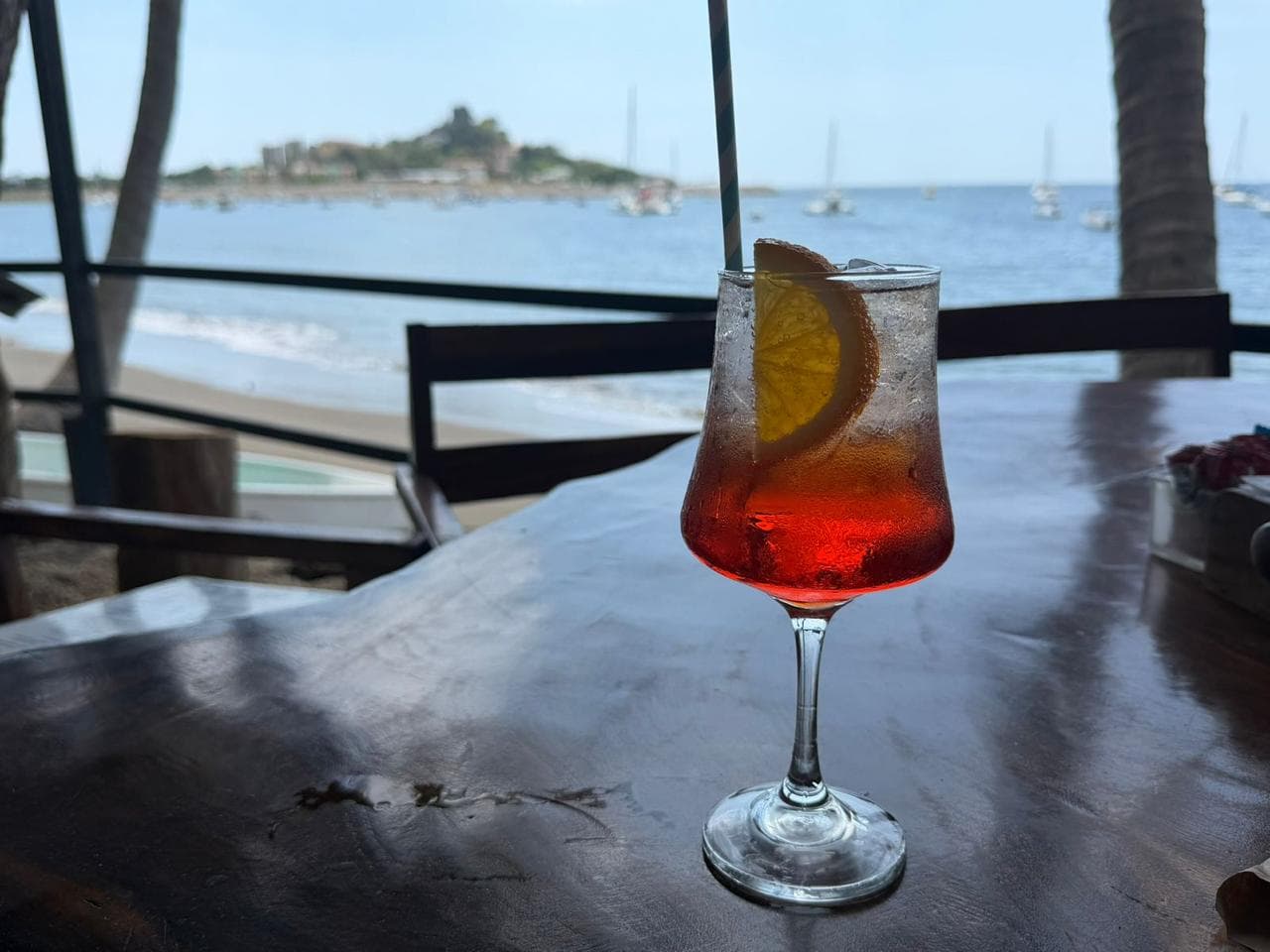 Disfrutando de un coctel frente al mar en Guanacaste