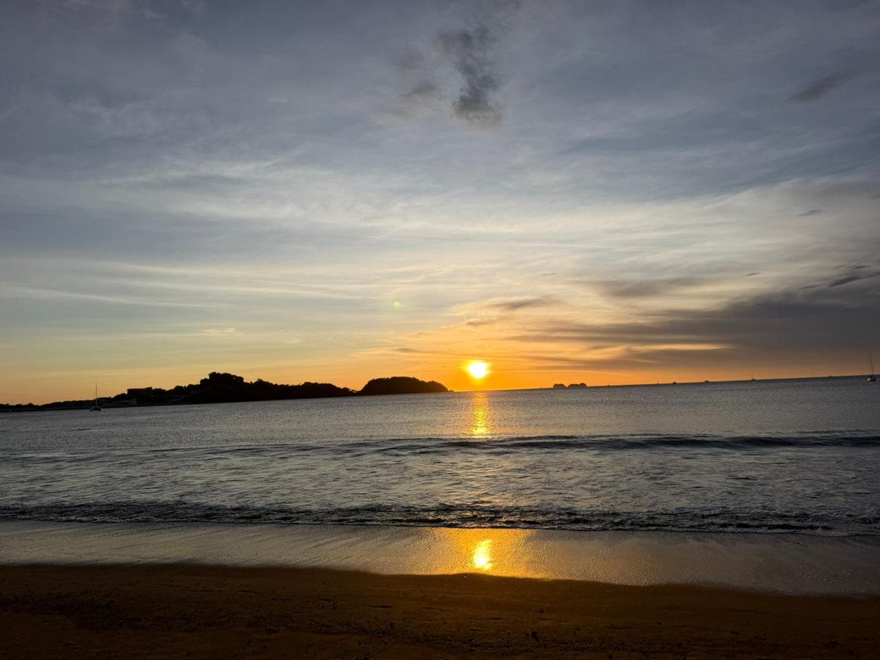Isla frente a la costa al atardecer